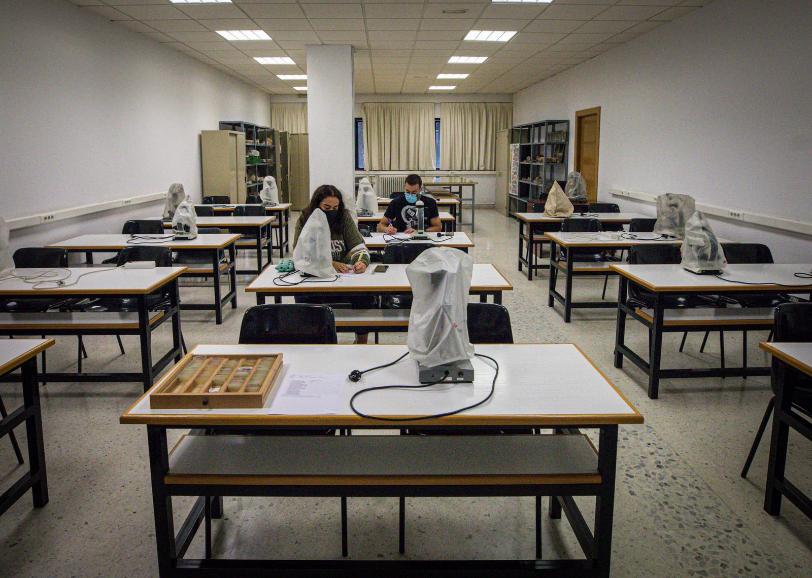 Aulas y pasillos vacíos en las facultades de la Universidad de Granada