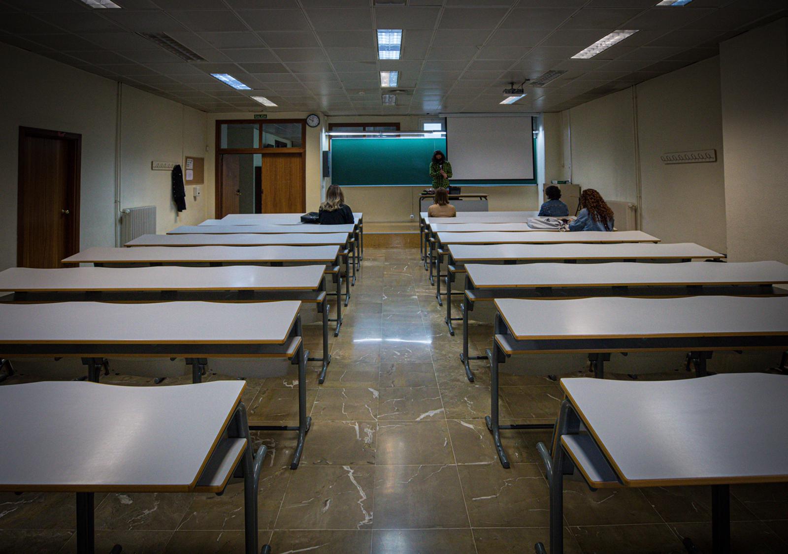 Aulas y pasillos vacíos en las facultades de la Universidad de Granada