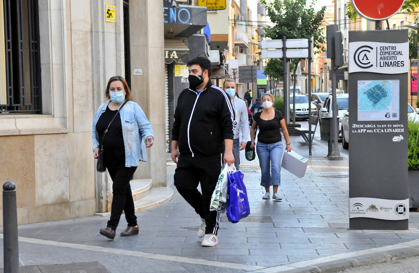 Viandantes transitan por las calles del Centro Comercial Abierto. 