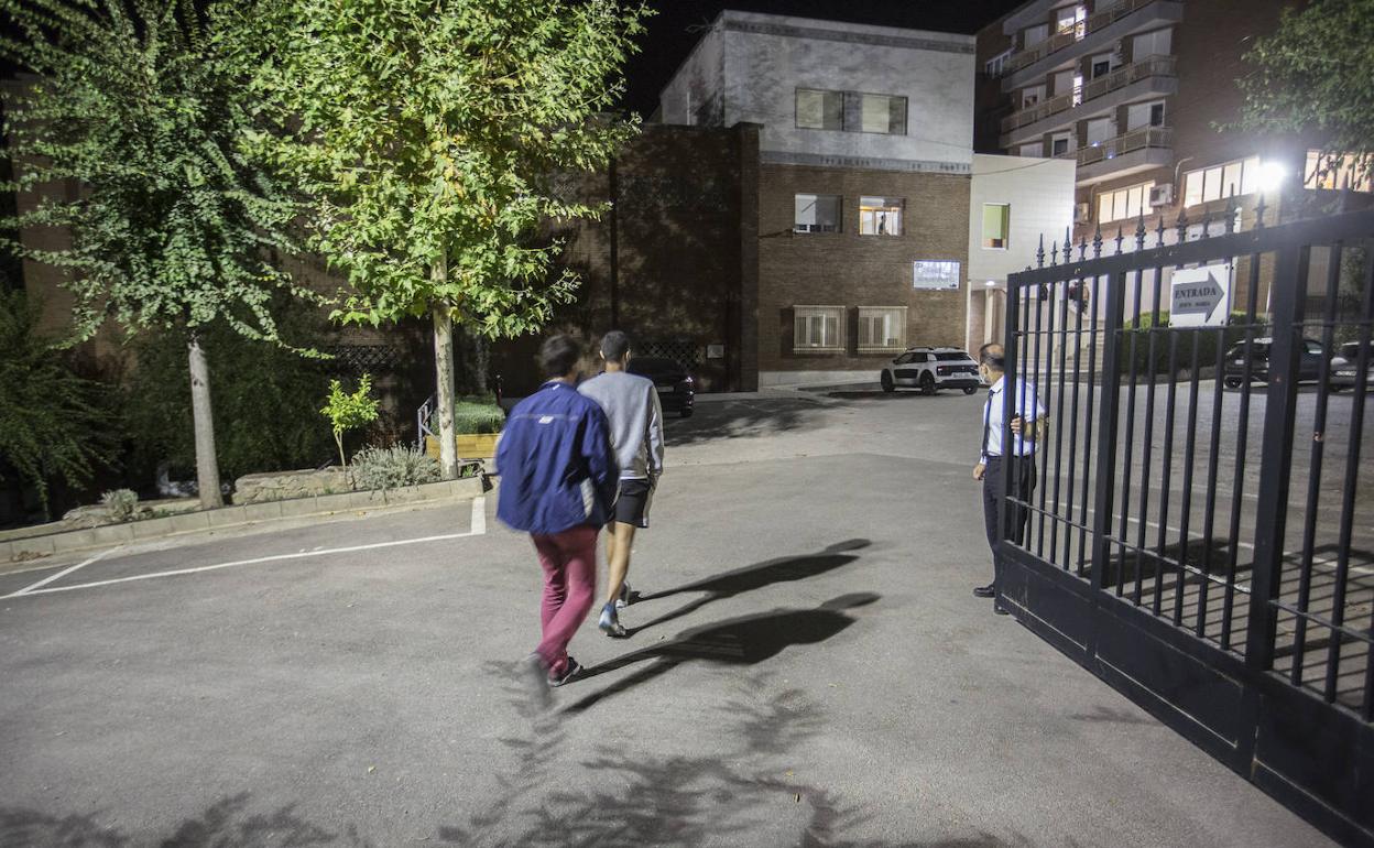 Cierre de la puerta en el colegio Jesús y María. 