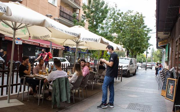 Restricciones en Granada y 31 municipios: la Junta limita a seis personas las reuniones y cierra bares y tiendas a las 22.00