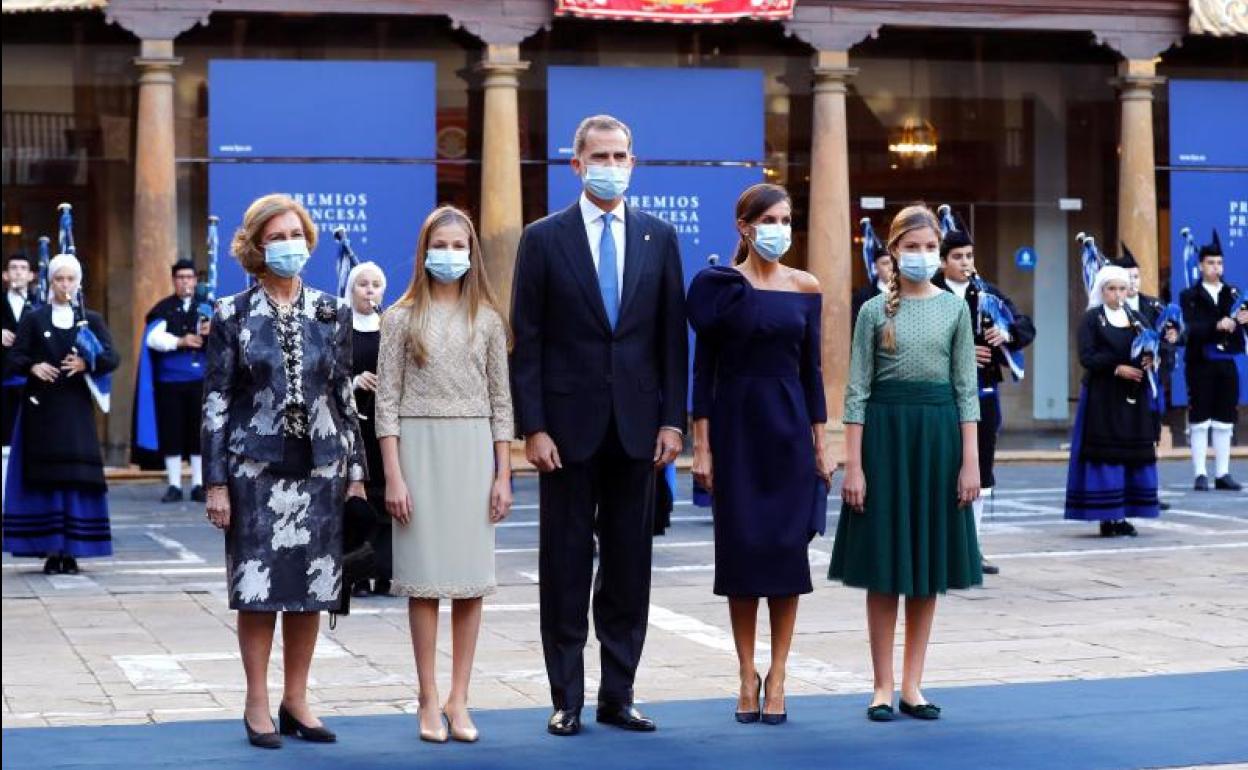 Los reyes Felipe VI y Letizia, acompañados de las princesas Leonor (2-i) y Sofía, y de la reina emérita Sofía, antes del inicio de la ceremonia.