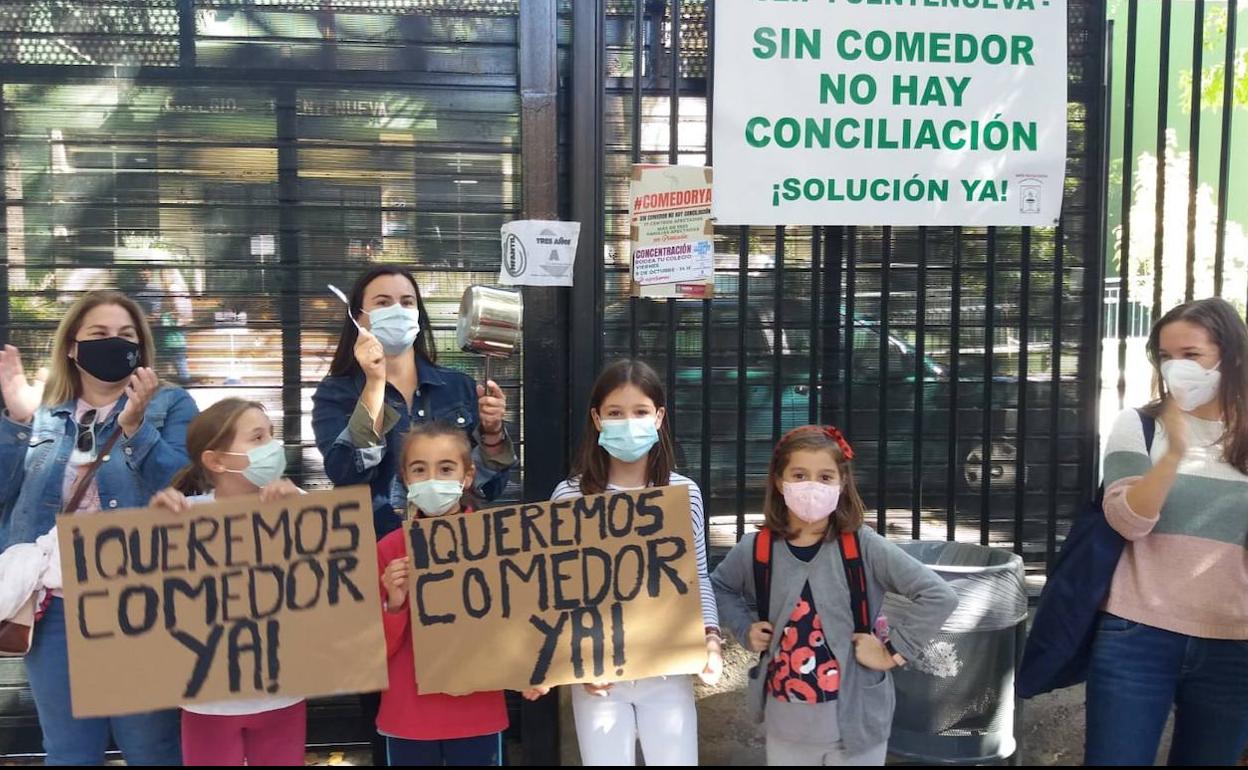 Protesta de padres y alumnos en el colegio Fuentenueva hoy viernes. 
