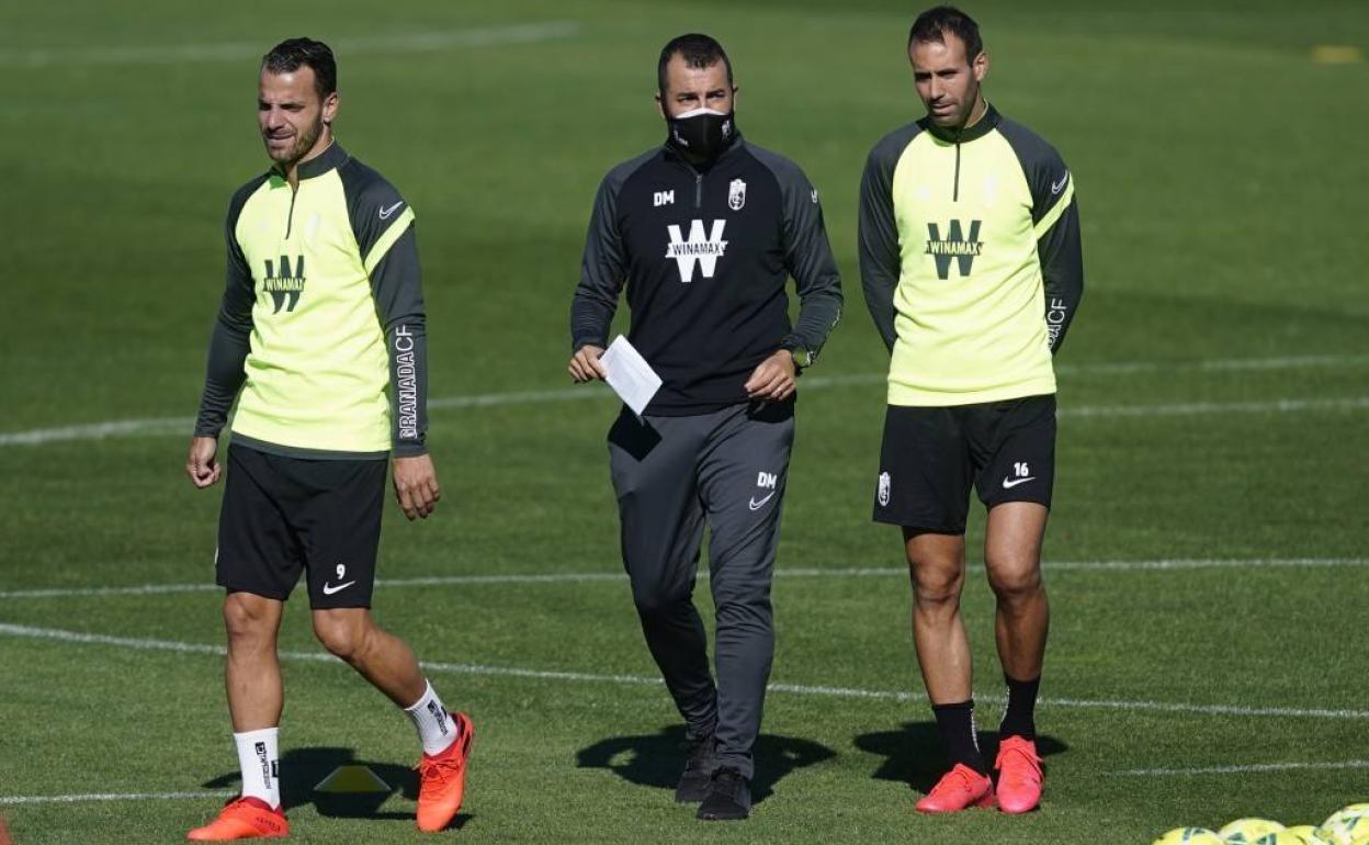 Diego Martínez, junto a Soldado y Víctor Díaz en un entrenamiento reciente. 