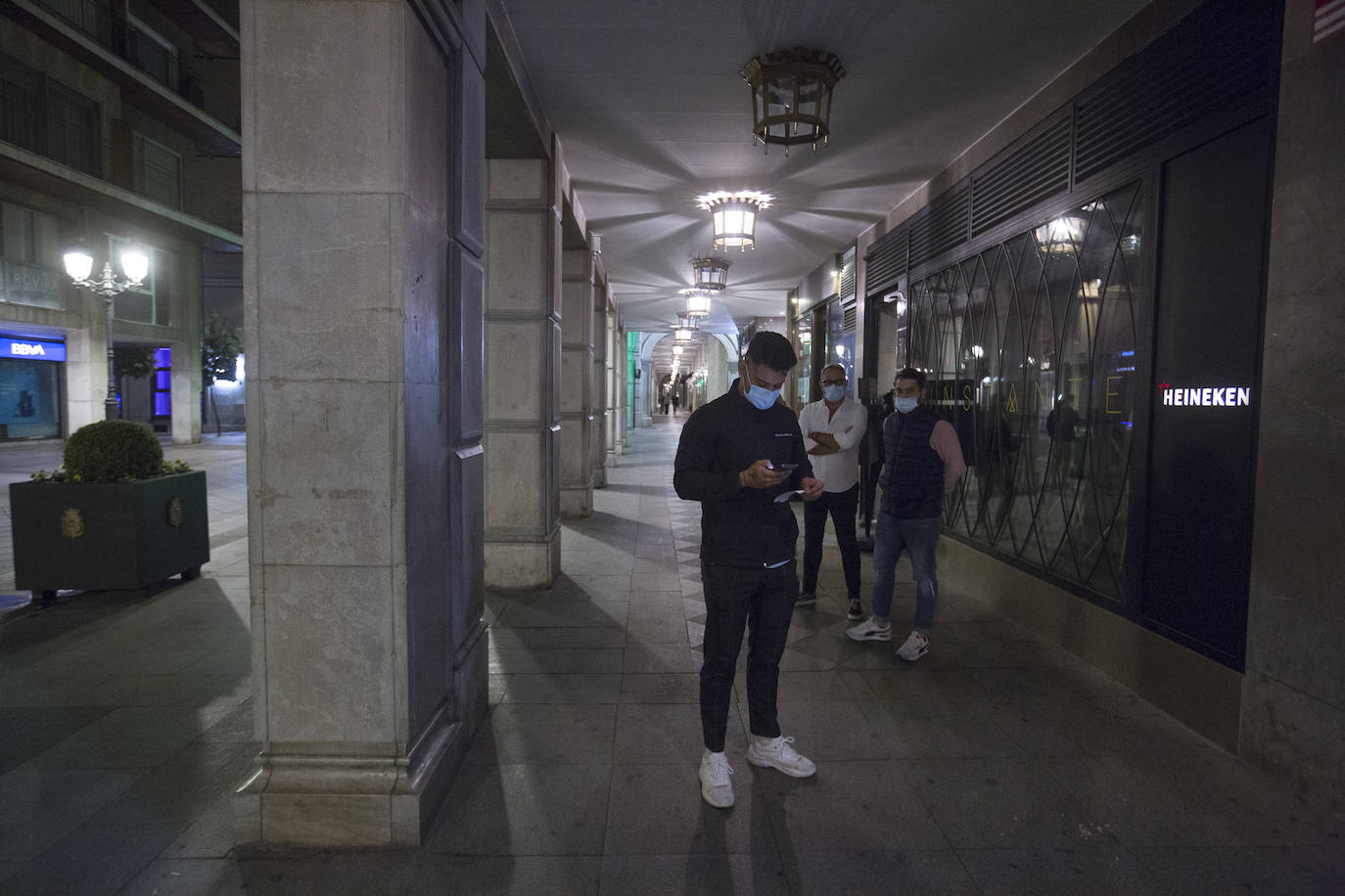 No hubo aglomeraciones en la calle ni establecimientos abiertos más allá de la hora permitida, pero sí reuniones en los pisos tras el cierre de los locales