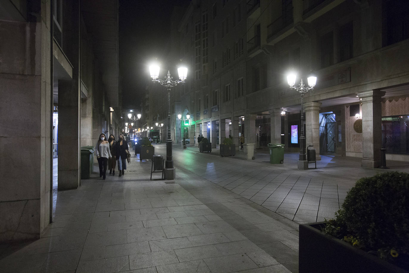 No hubo aglomeraciones en la calle ni establecimientos abiertos más allá de la hora permitida, pero sí reuniones en los pisos tras el cierre de los locales