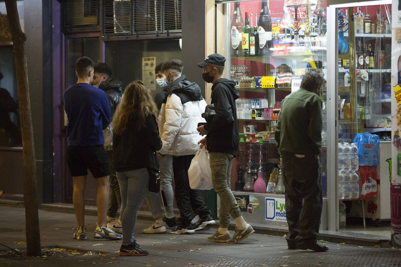 No hubo aglomeraciones en la calle ni establecimientos abiertos más allá de la hora permitida, pero sí reuniones en los pisos tras el cierre de los locales