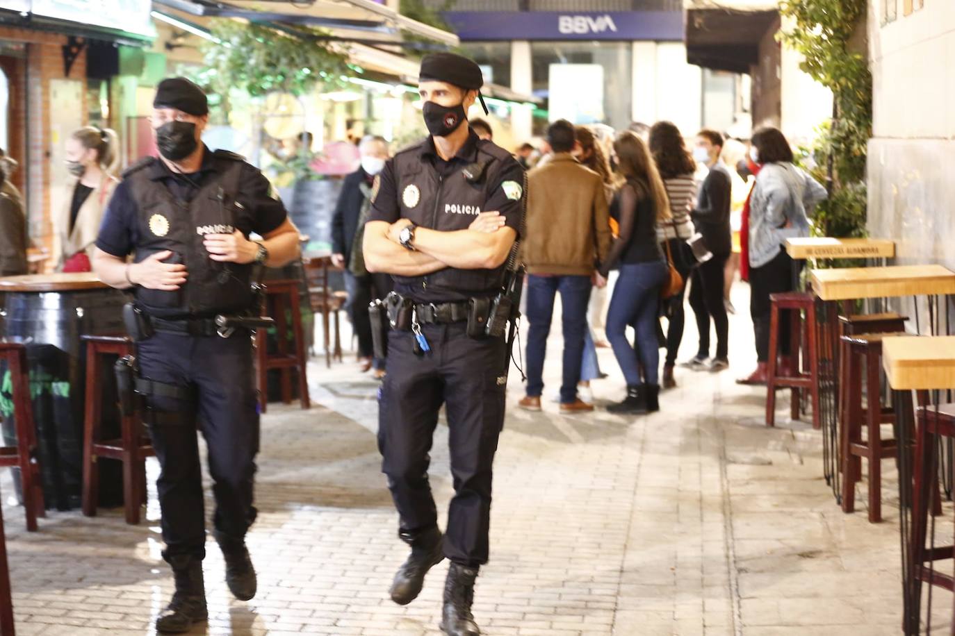 Fotos: Arranca el dispositivo policial que vigilará la última noche de fiesta en Granada