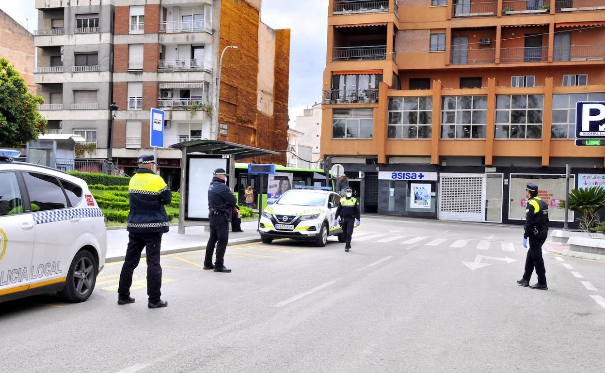 Agentes de Policía Local, durante un servicio en las calles.. 