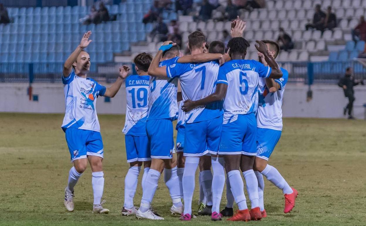 El Motril celebra un tanto durante un partido de pretemporada frente al Almería B. 