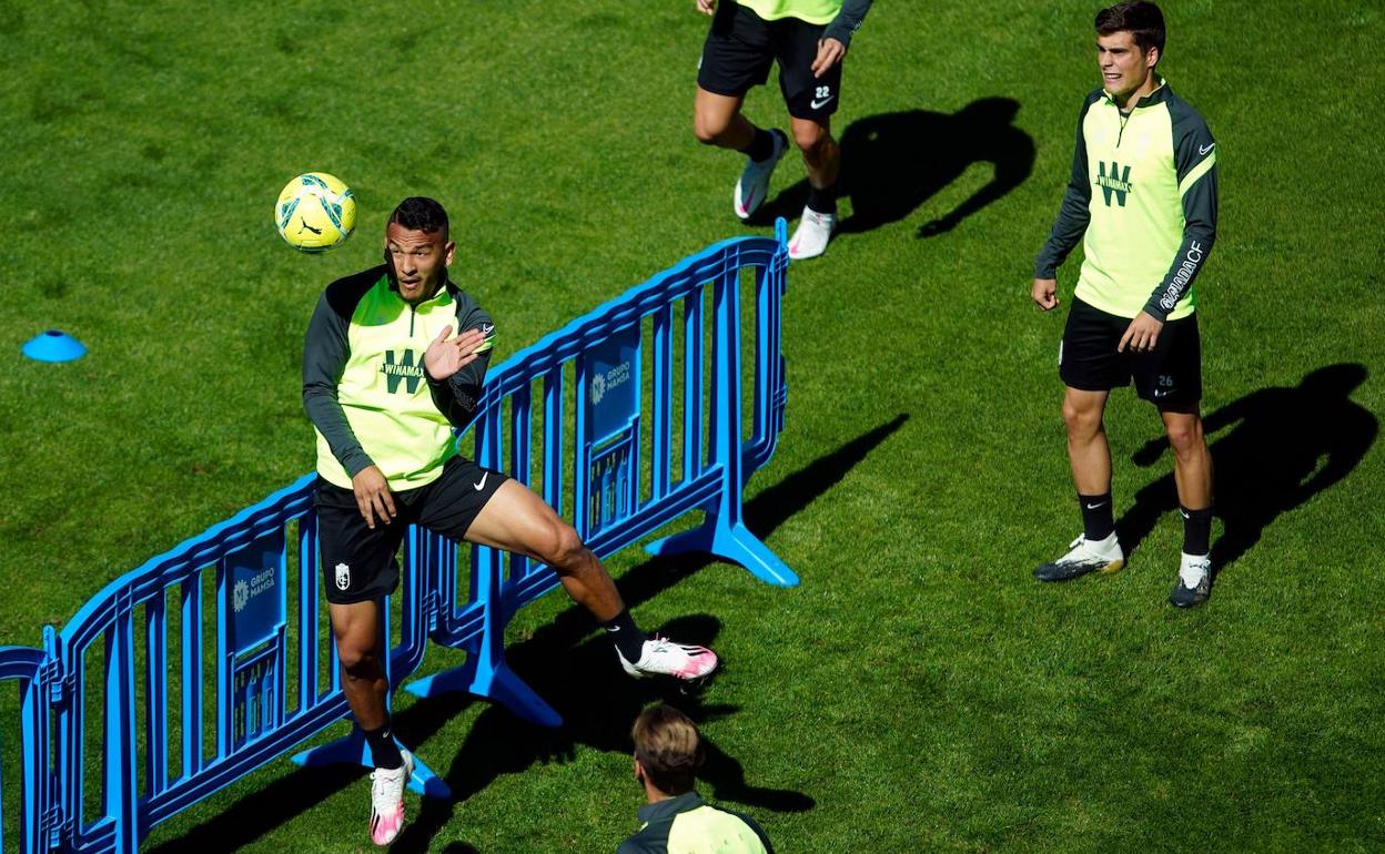 Luis Suárez remata un balón de cabeza durante el entrenamiento del viernes en Los Cármenes. 