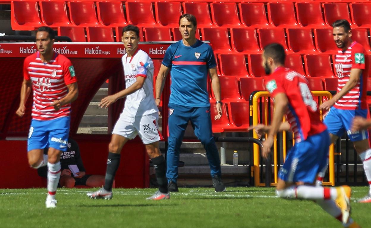 Julen Lopetegui observa el partido desde su banquillo. 