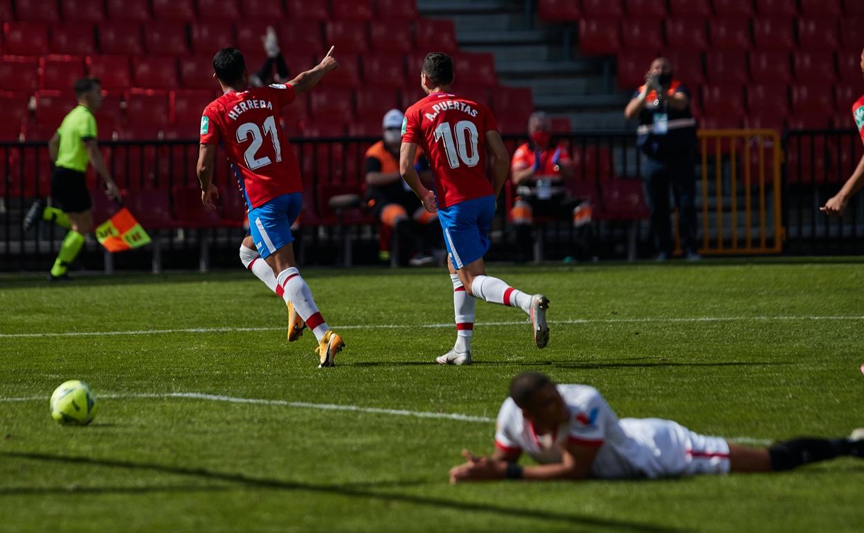 Yangel Herrera celebra junto a Puertas el único tanto del partido