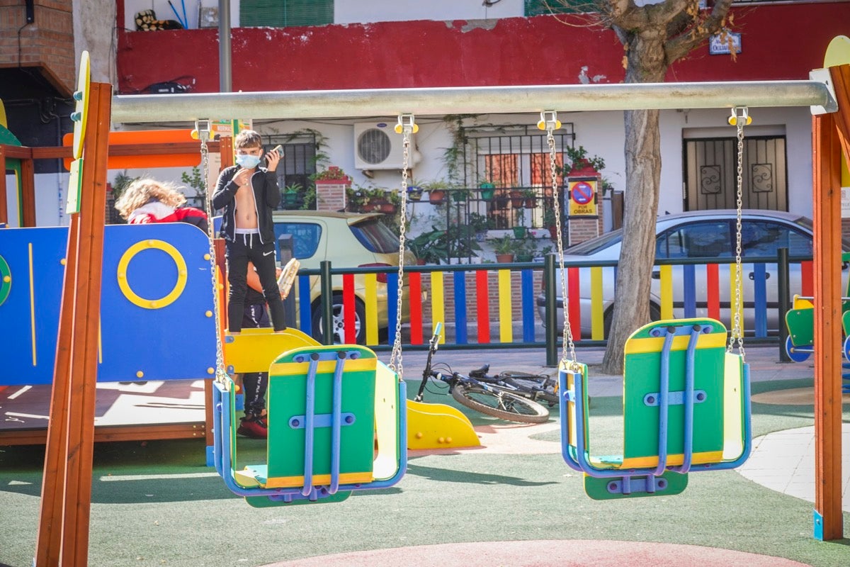 Fotos: La frontera Covid es la barra de un bar: en Armilla no se puede entrar a las tabernas y en Padul, sí