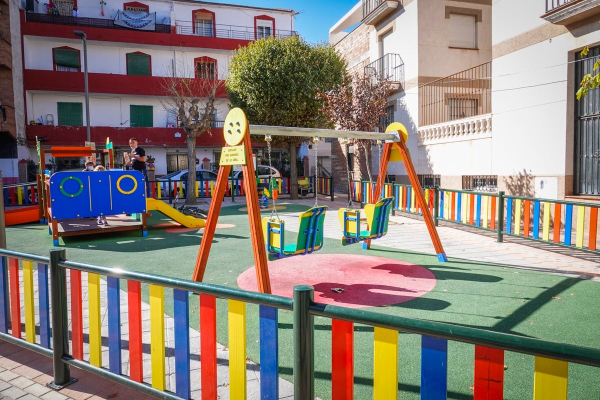 Fotos: La frontera Covid es la barra de un bar: en Armilla no se puede entrar a las tabernas y en Padul, sí