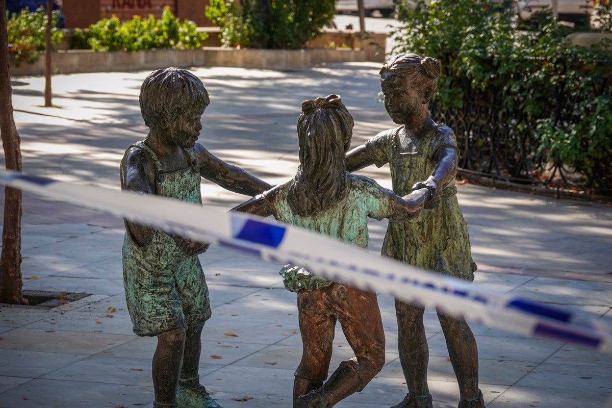 Fotos: La frontera Covid es la barra de un bar: en Armilla no se puede entrar a las tabernas y en Padul, sí