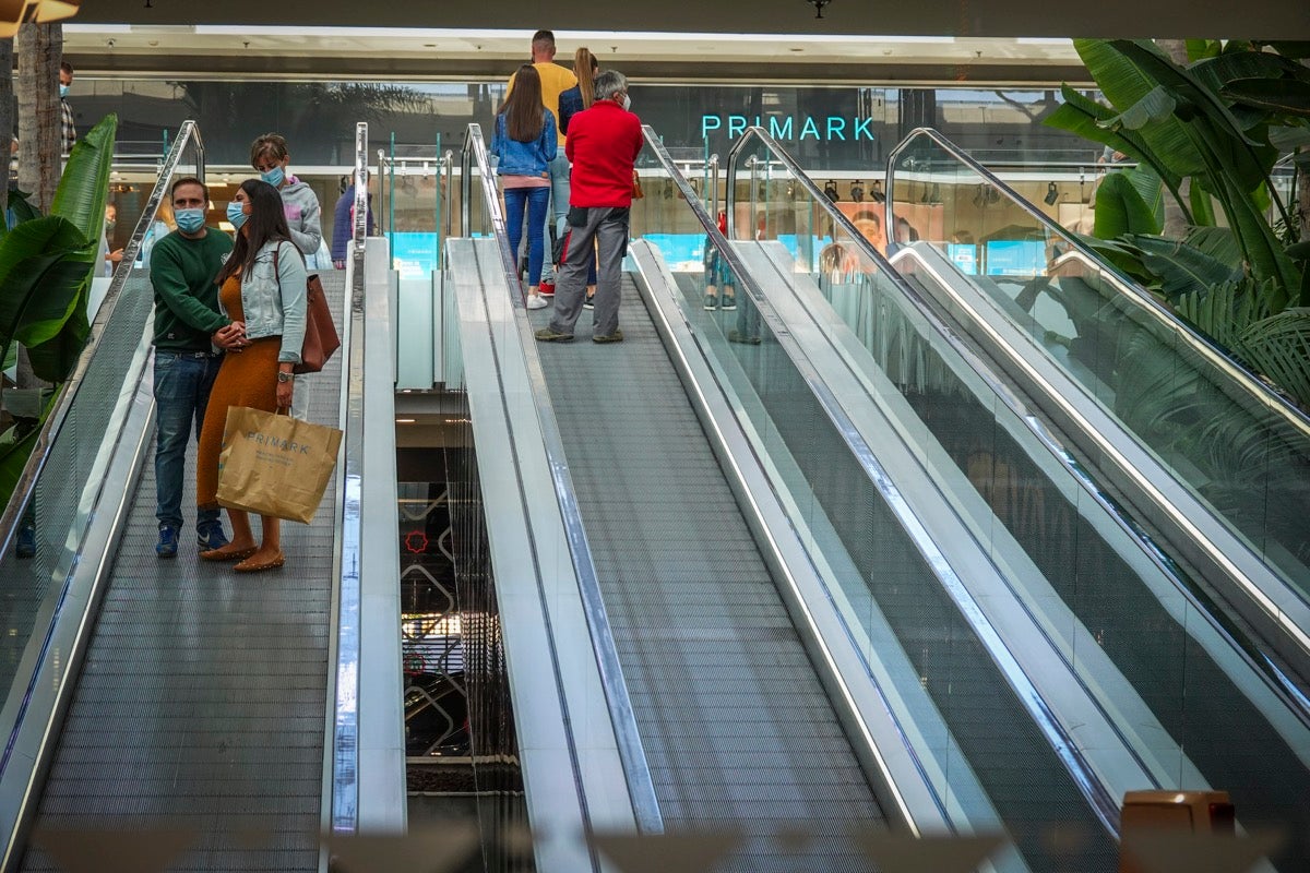 Fotos: La frontera Covid es la barra de un bar: en Armilla no se puede entrar a las tabernas y en Padul, sí