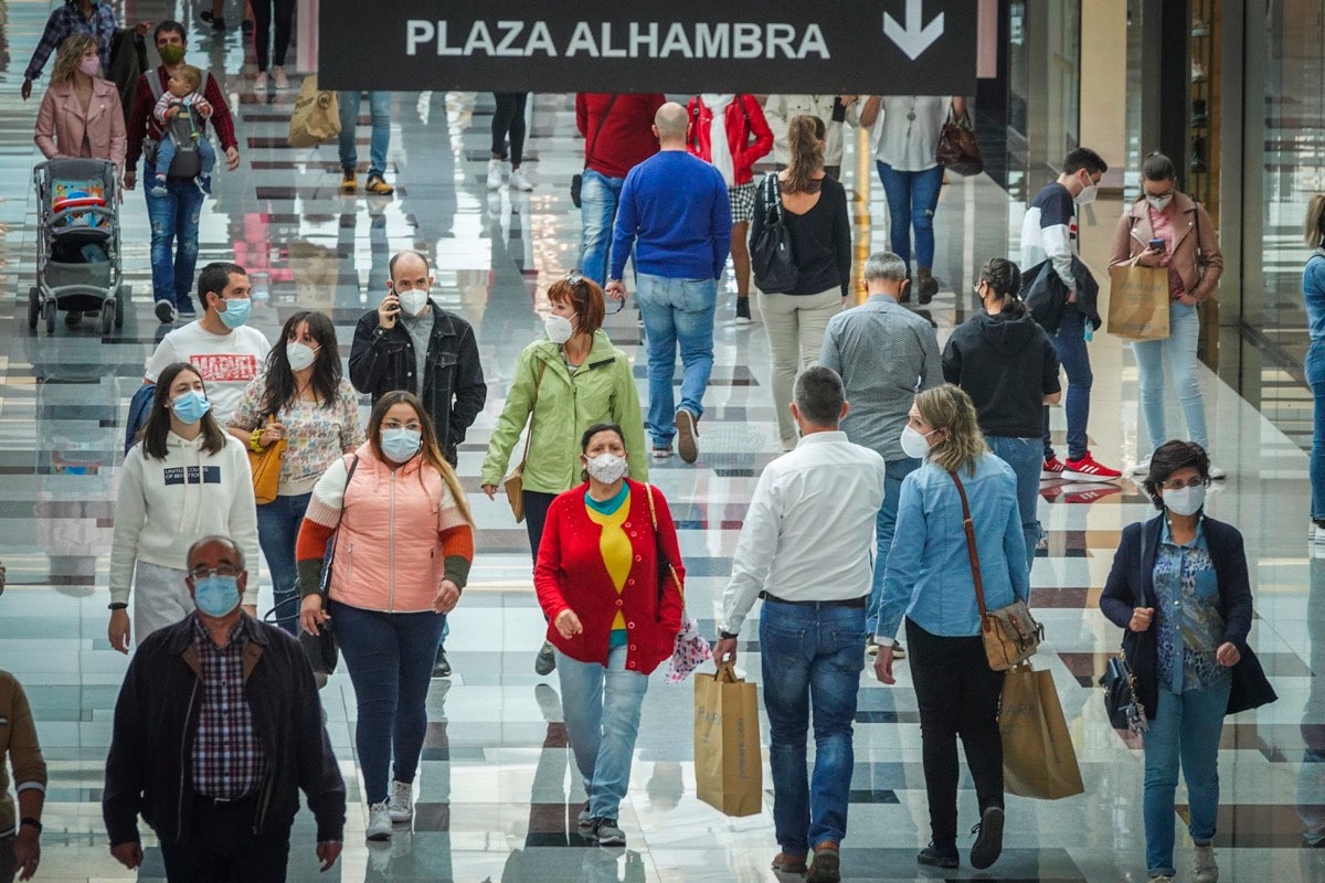 Fotos: La frontera Covid es la barra de un bar: en Armilla no se puede entrar a las tabernas y en Padul, sí