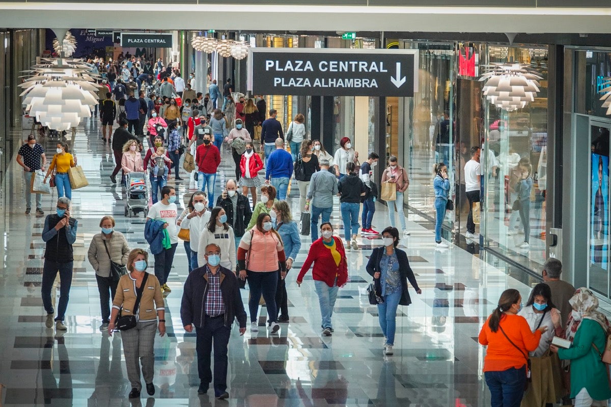 Fotos: La frontera Covid es la barra de un bar: en Armilla no se puede entrar a las tabernas y en Padul, sí