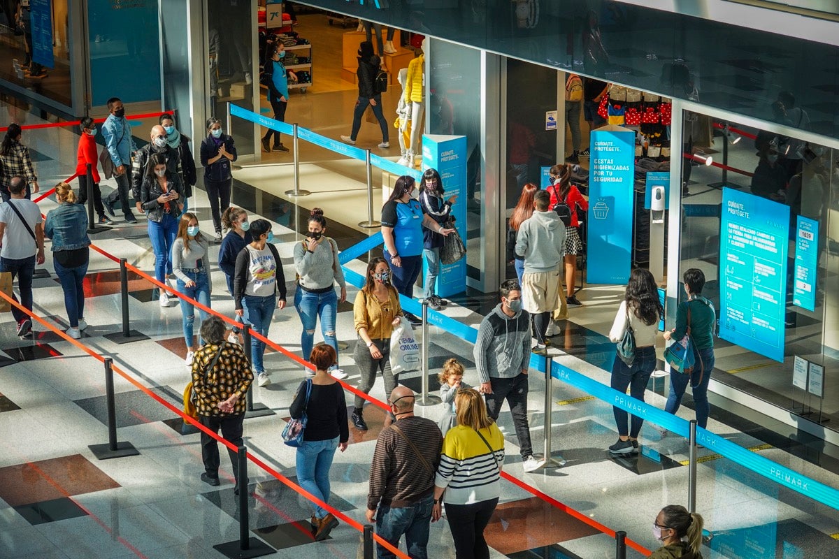 Fotos: La frontera Covid es la barra de un bar: en Armilla no se puede entrar a las tabernas y en Padul, sí