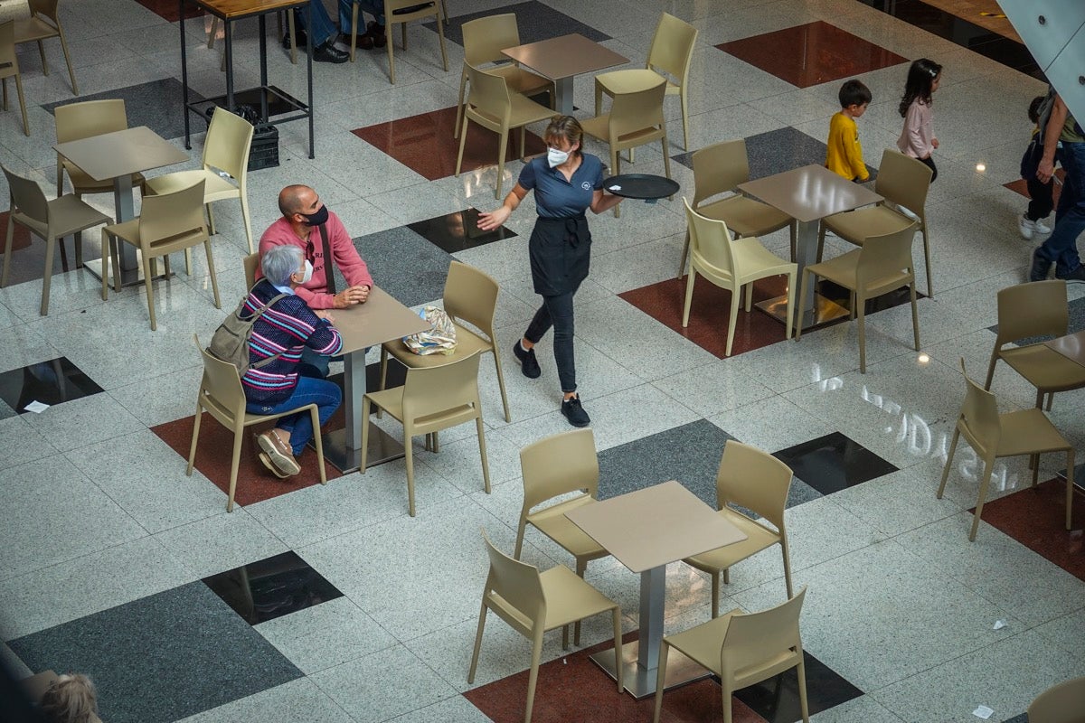 Fotos: La frontera Covid es la barra de un bar: en Armilla no se puede entrar a las tabernas y en Padul, sí