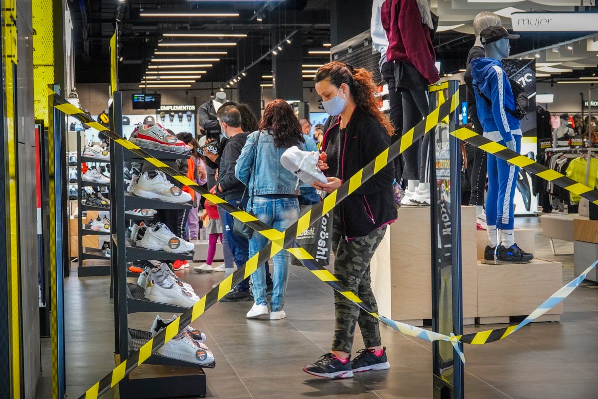 Fotos: La frontera Covid es la barra de un bar: en Armilla no se puede entrar a las tabernas y en Padul, sí