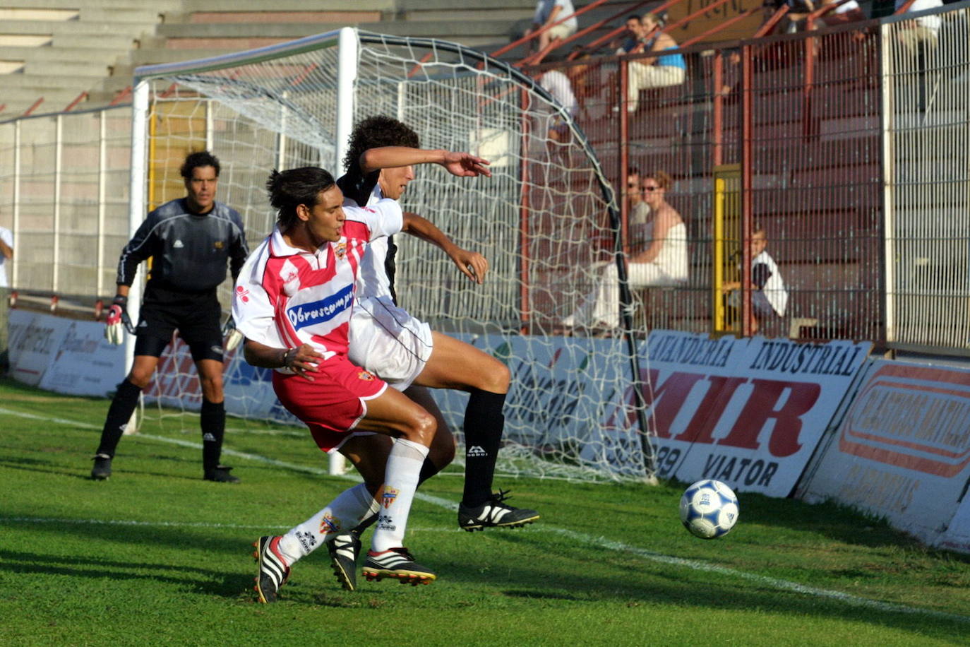 Raúl Sánchez en pugna con el cartagenero Dani, cuya alineación indebida cambió las tablas por victoria de la UDA. 