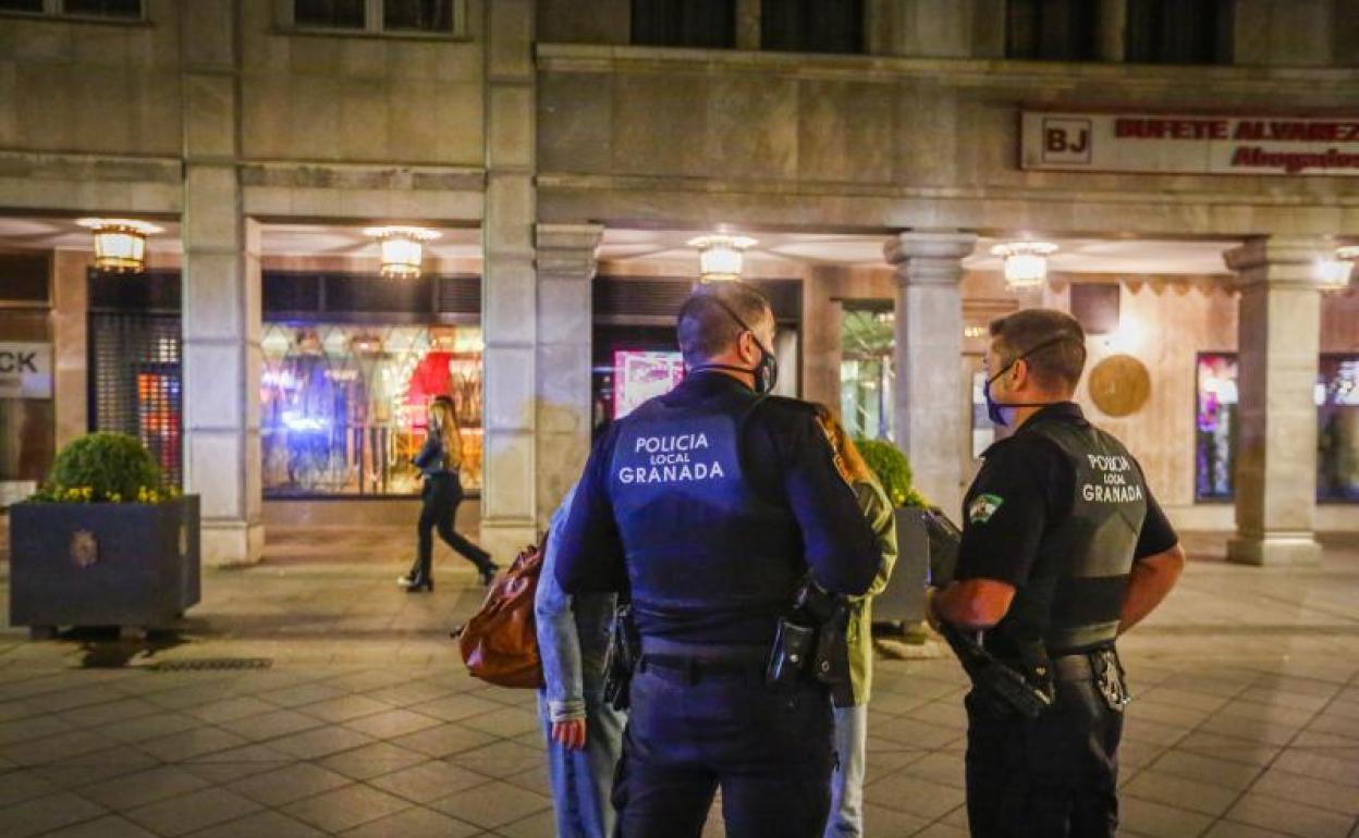 Agentes de la Policía Local patrullan por Granada este pasadp sábado
