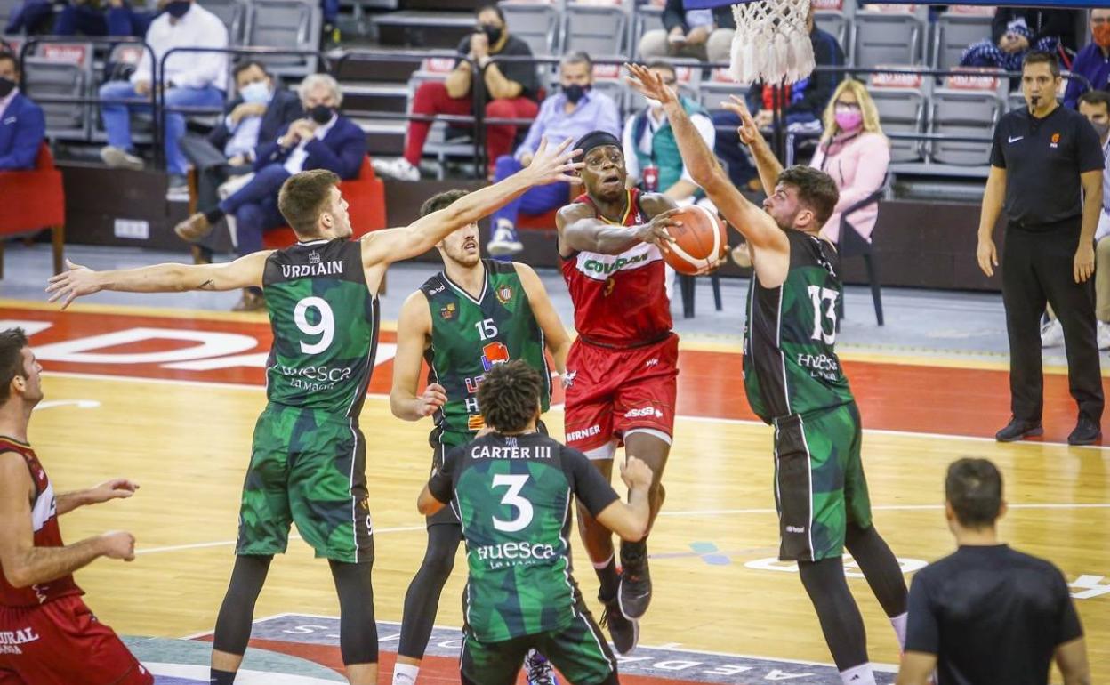 Thomas Bropleh trata de encestar durante el partido ante el Levitec Huesca. 