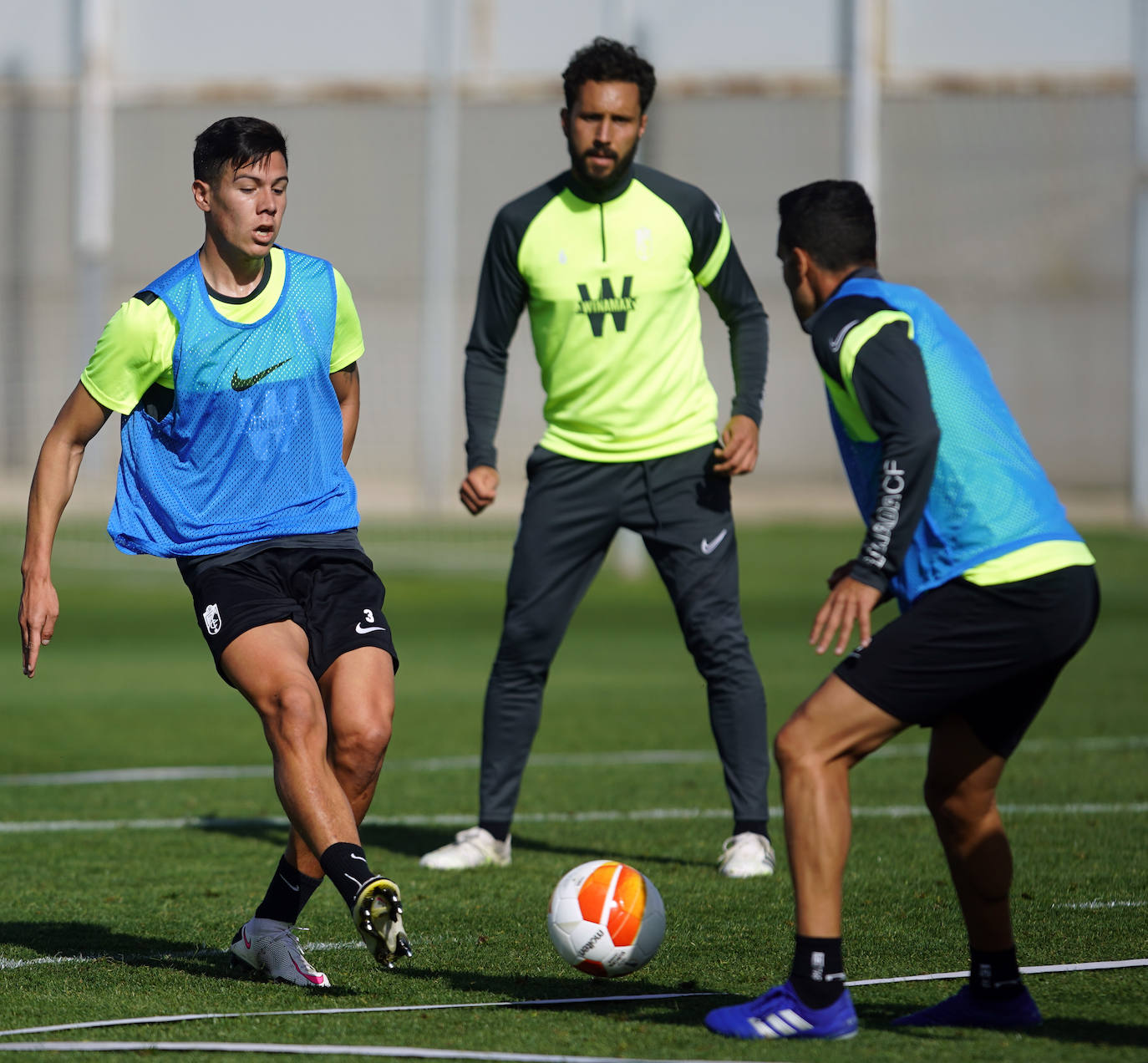 Nehuén Pérez da un pase en el entrenamiento de ayer ante la mirada de Germán. 