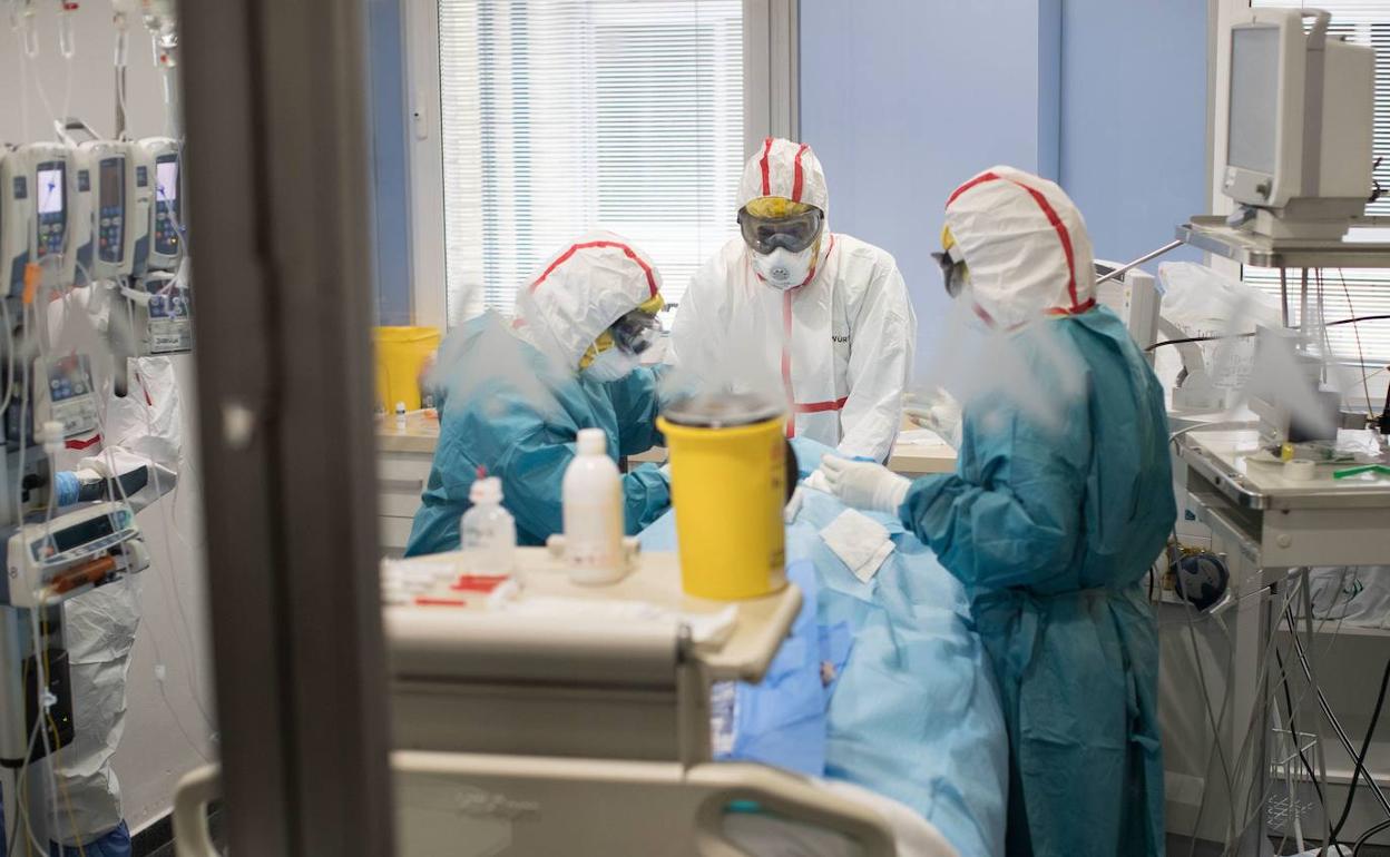 Personal sanitario atienden a un paciente en la UCI de un hospital