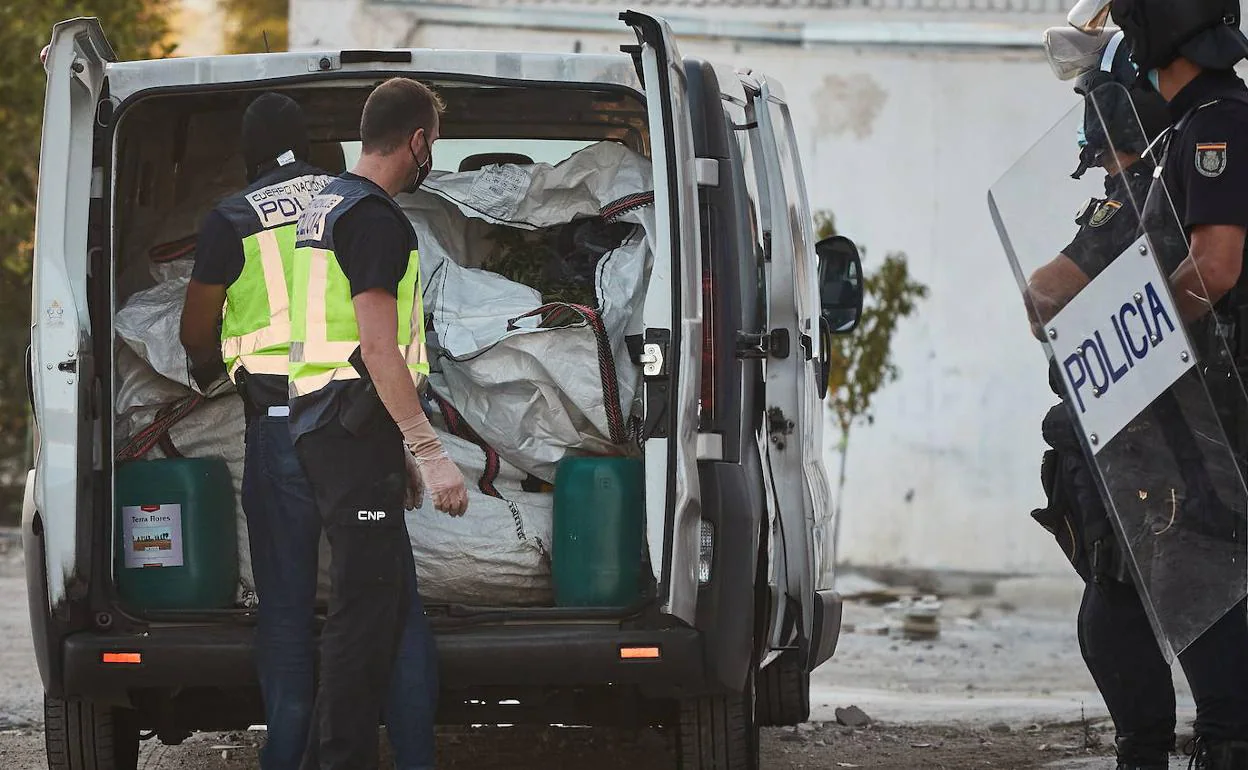 Agentes de la UIP escoltan a sus compañeros durante una redada en Granada