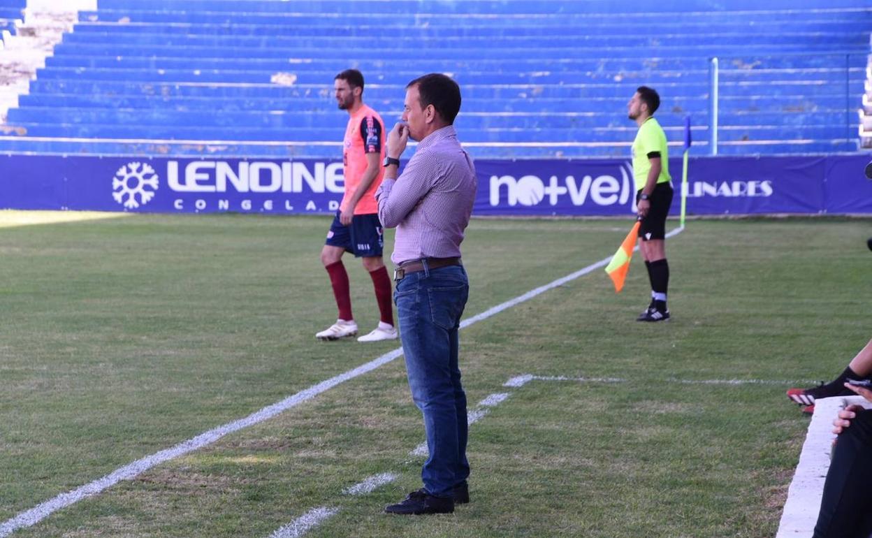 Alberto González pensativo, viendo el desarrollo del partido ante el Yeclano en casa. 