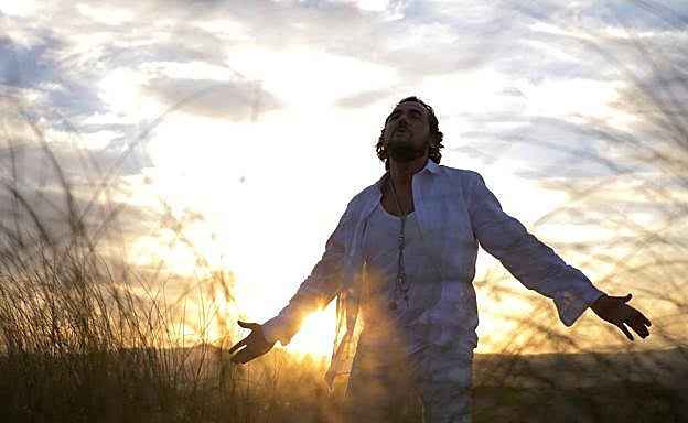 Espi suma ya treinta años de carrera musical. 