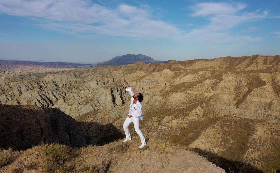 Escena del vídeo clip grabado en el Desierto de Gorafe con el Jabalcón al fondo. 