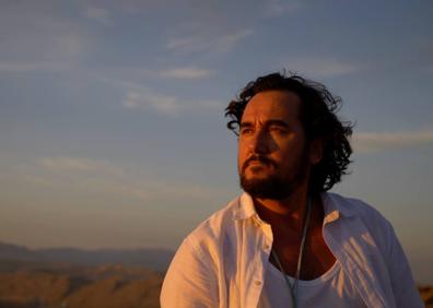 Imagen secundaria 1 - Varios planos del vídeo clip 'Madre Tierra'