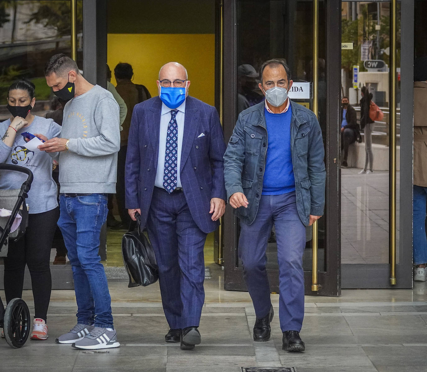 El abogado Jorge Fernández y el exdirector general de Urbanismo del Ayuntamiento de Granada, esta mañana, abandonando los juzgados. 