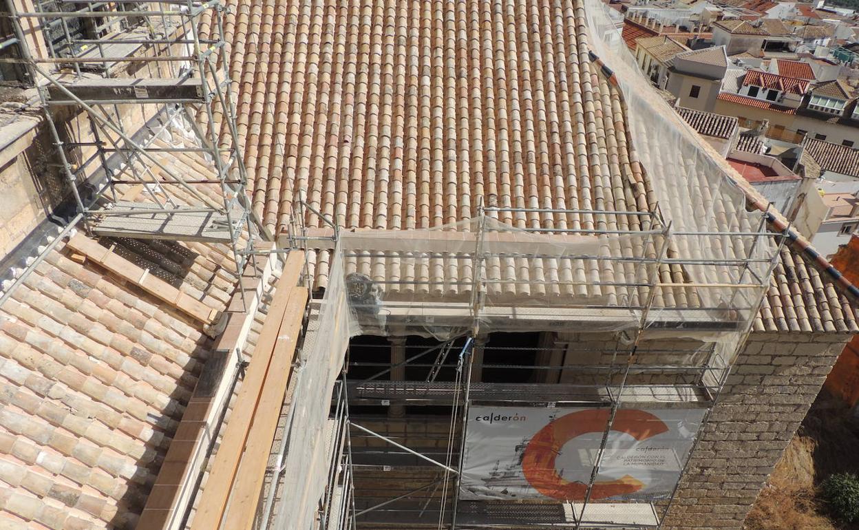 Andamios colocados en la fachada sur para rehabilitar los tejados de la Catedral de Jaén. 
