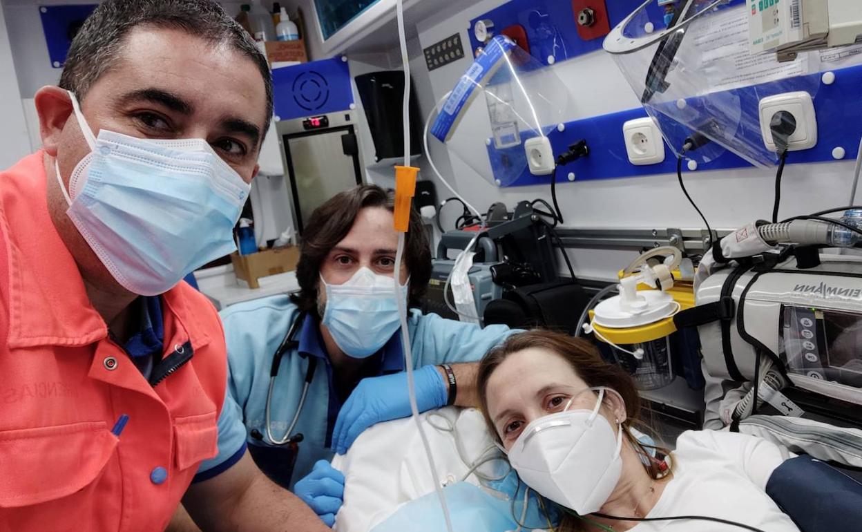 Parturienta y equipo que la asistió en el centro de salud. 