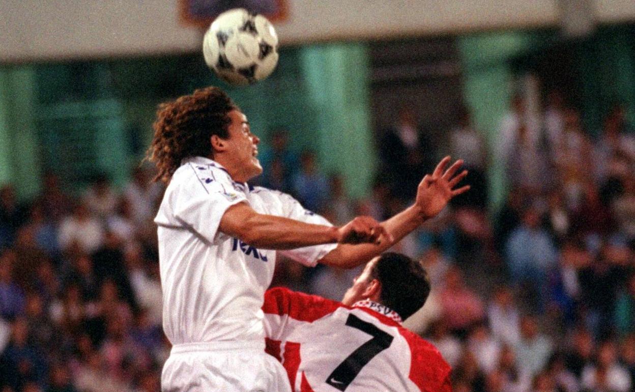 El madridista Molina disputa un balón aéreo con un futbolista del PSV en Los Cármenes. 