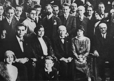 Imagen secundaria 1 - Sánchez-Montes, en la entrada del Madrigal. Federico García Lorca con Manuel de Falla, en el Concurso de Cante Jondo en Granada, 1922. Celebración del certamen en la Plaza de los Aljibes. 