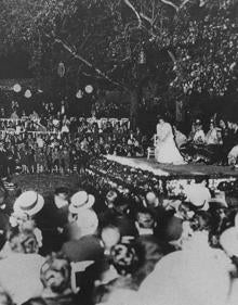 Imagen secundaria 2 - Sánchez-Montes, en la entrada del Madrigal. Federico García Lorca con Manuel de Falla, en el Concurso de Cante Jondo en Granada, 1922. Celebración del certamen en la Plaza de los Aljibes. 