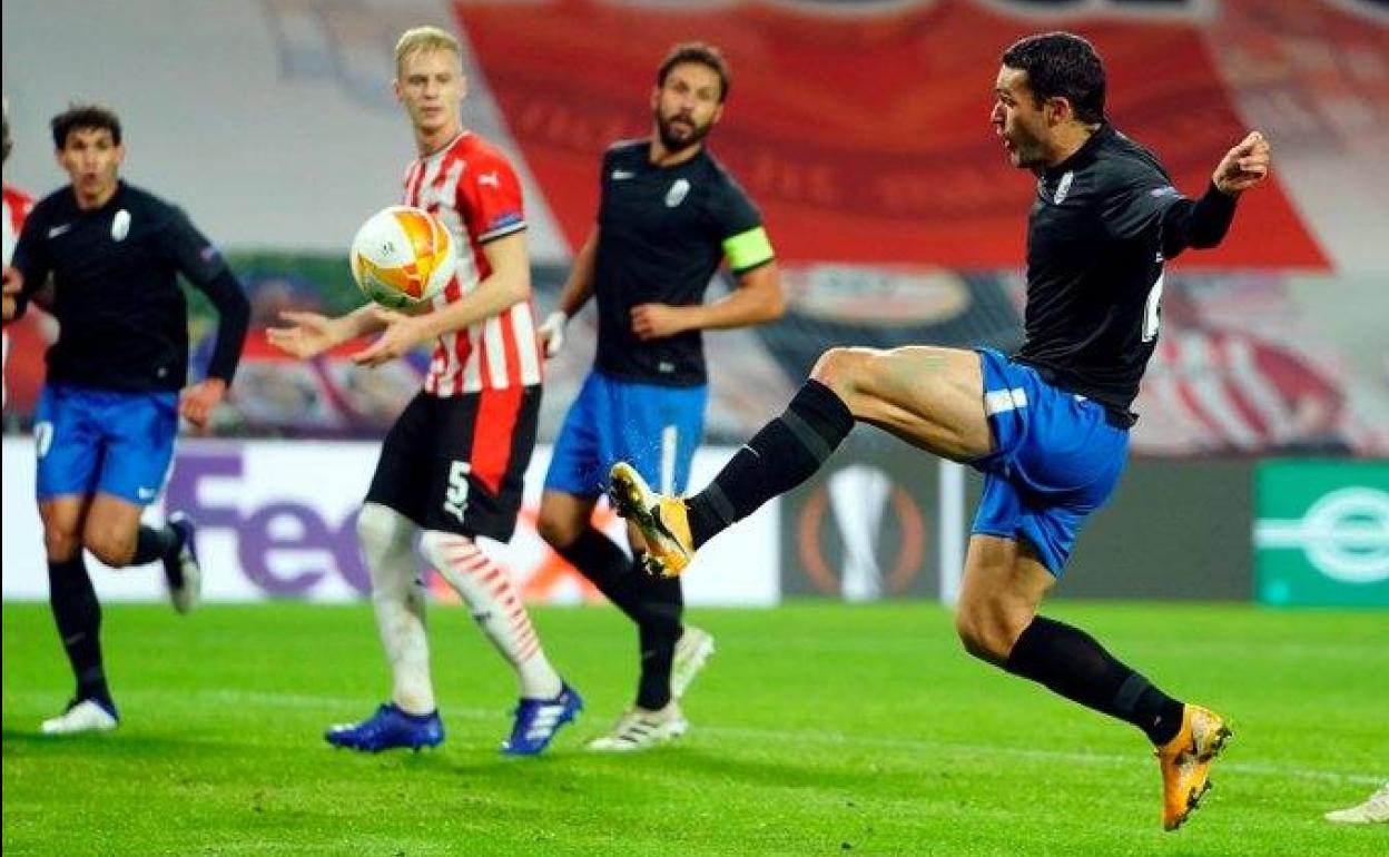 Jorge Molina empató el partido en una acción ensayada. 