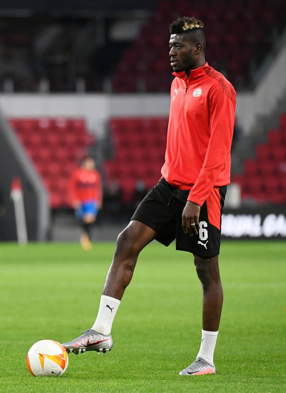 El encuentro se celebra en el en el Philips Stadion.