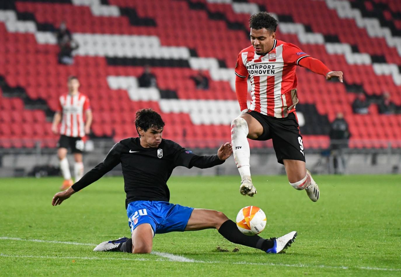 El encuentro se celebra en el en el Philips Stadion.