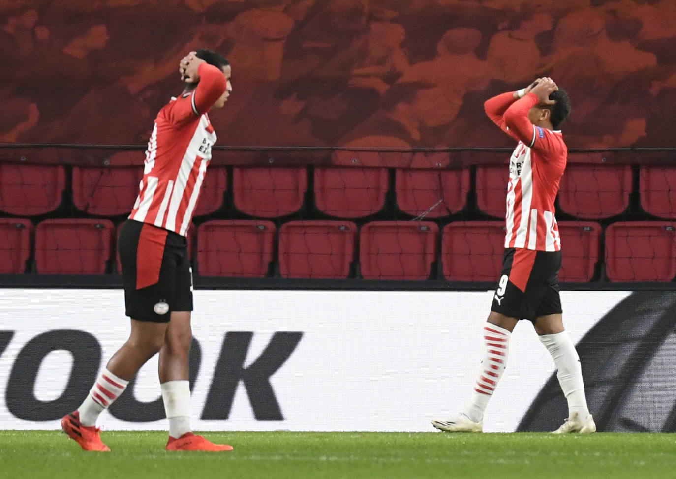 El encuentro se celebra en el en el Philips Stadion.