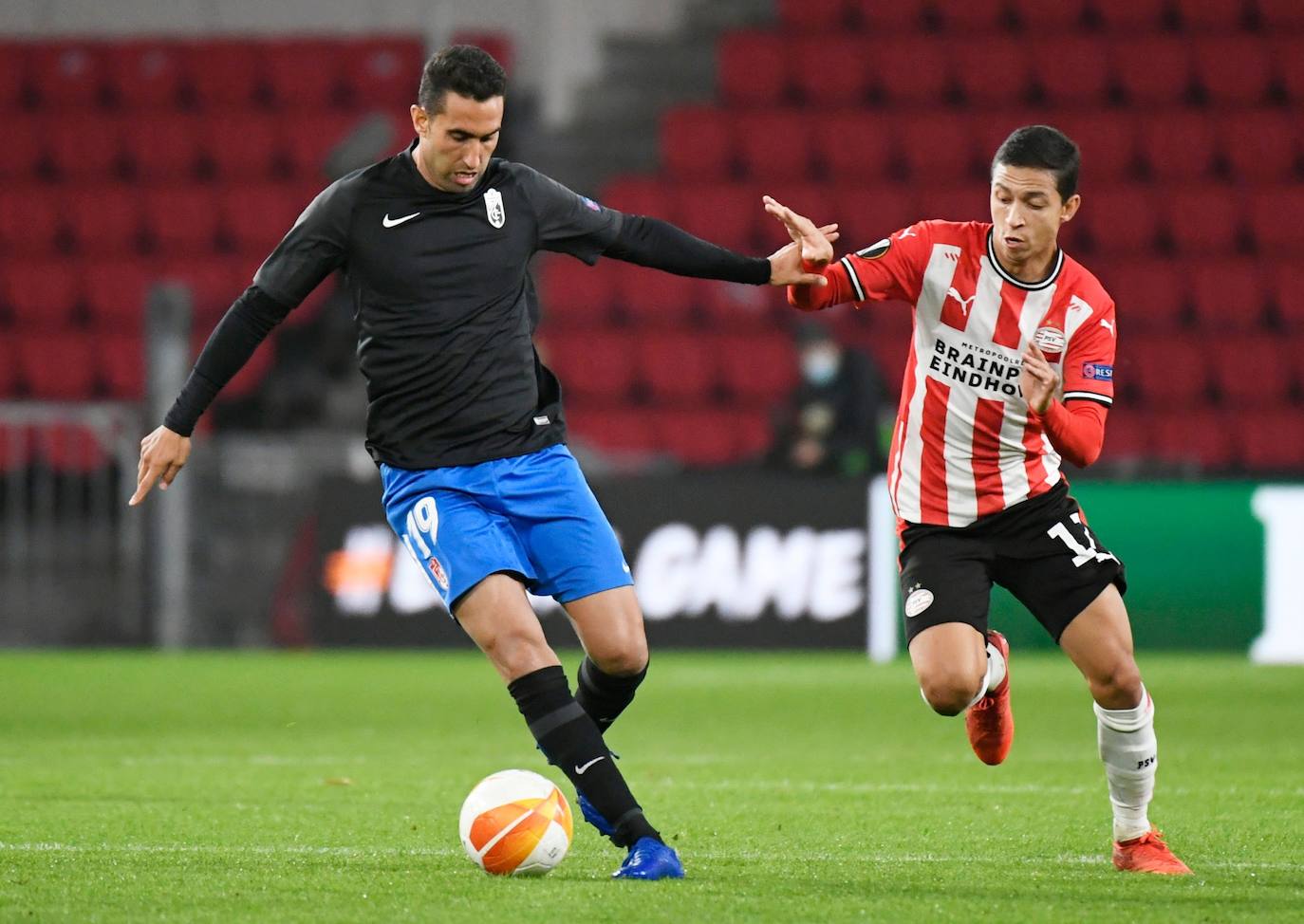 El encuentro se celebra en el en el Philips Stadion.