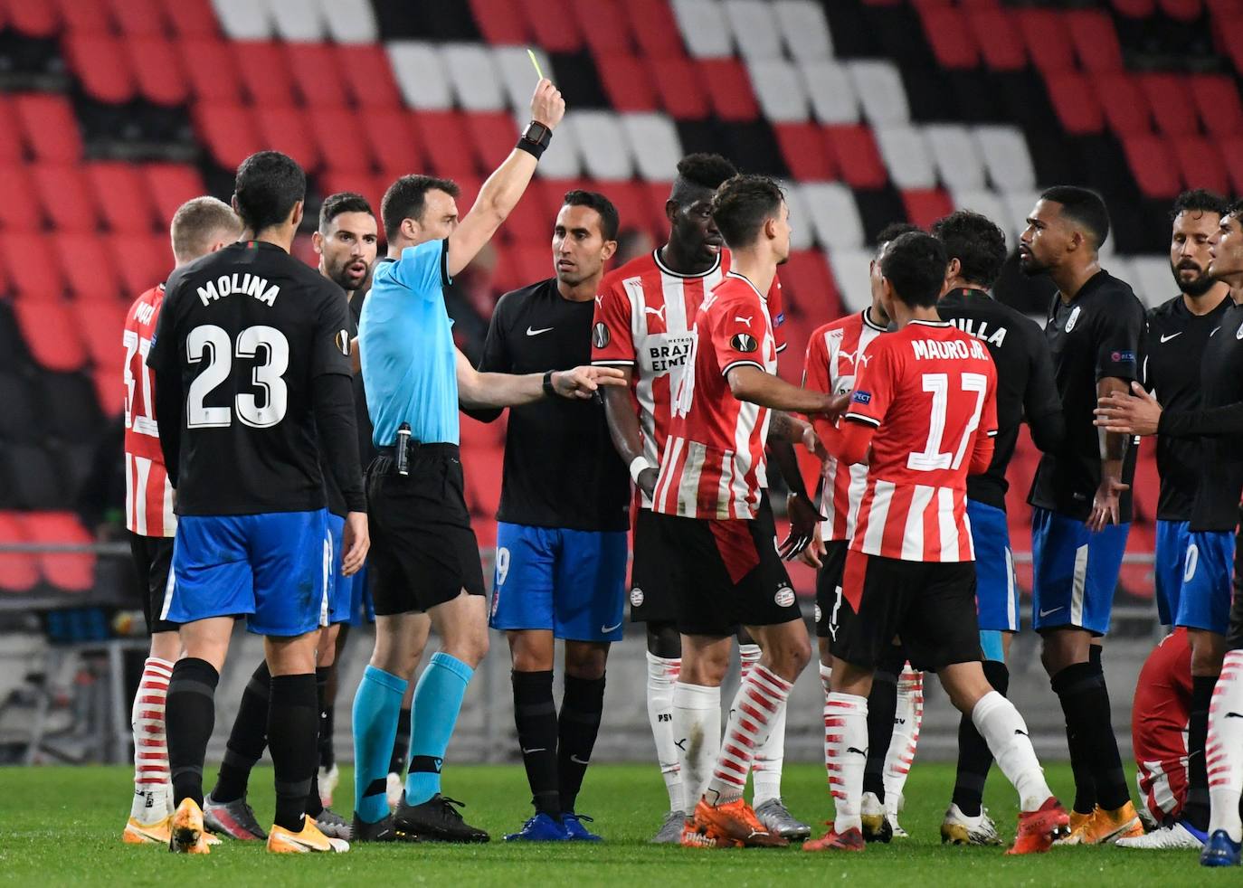 El encuentro se celebra en el en el Philips Stadion.