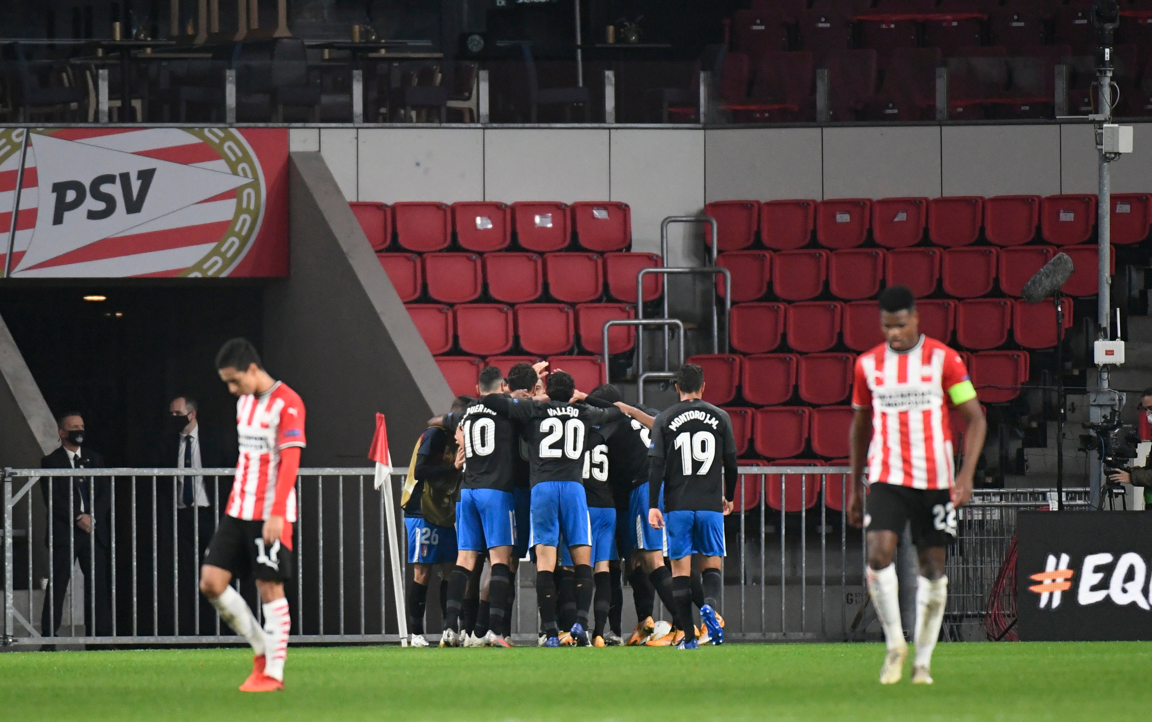 El encuentro se celebra en el en el Philips Stadion.
