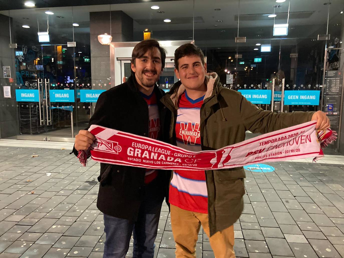 Los dos enfermeros granadinistas que se desplazaron de Amsterdam a Eindhoven. 